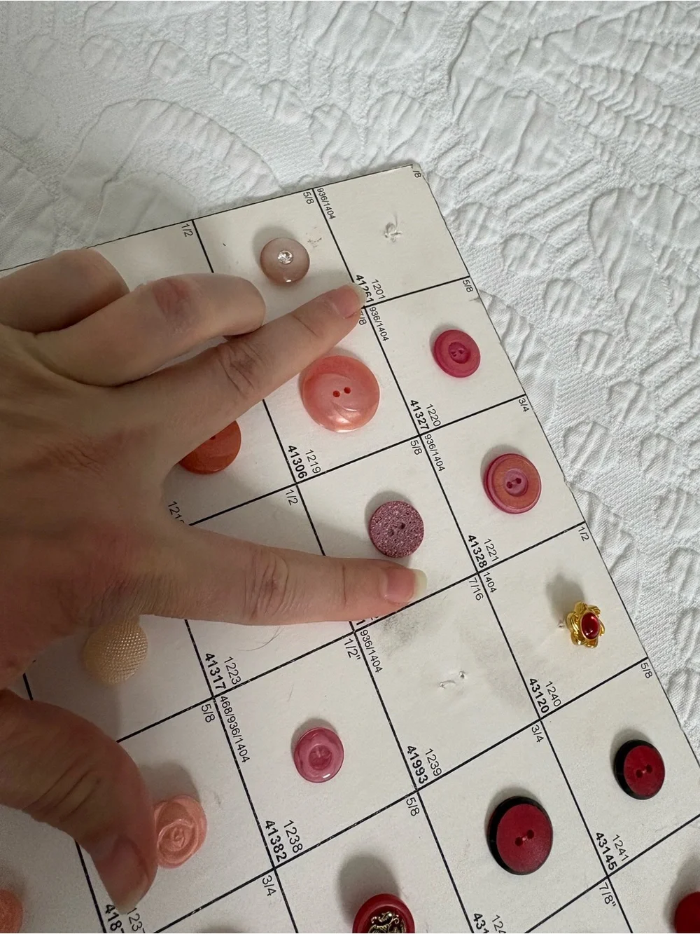 Vintage button collection salesman sample card red pink 118 different buttons